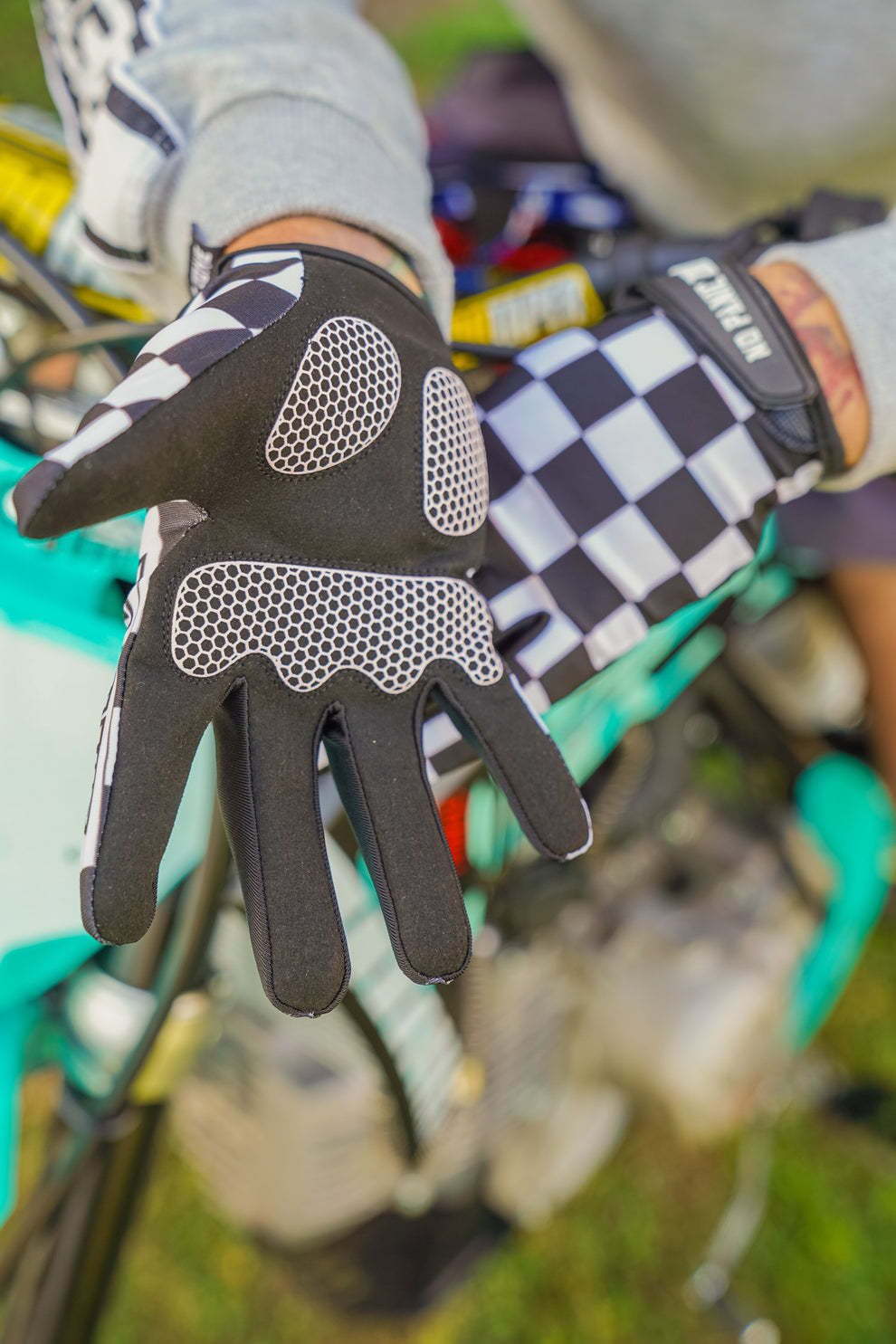 Checker Gloves – Nopaniczone.co